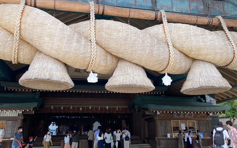 日本最大級の大しめ縄「神楽殿」
