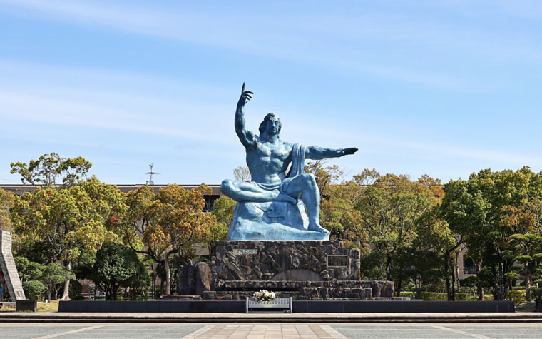 長崎市民の平和への願いを象徴する平和祈念像