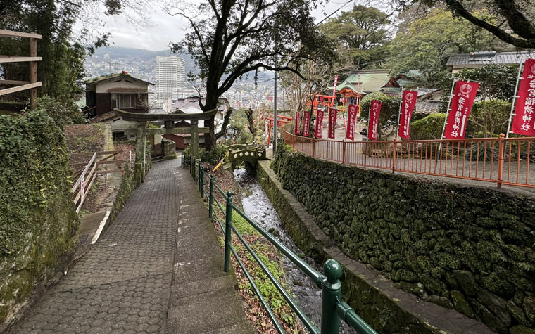 若宮稲荷神社への道