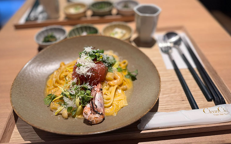 北の海老と丸ごとトマトクリームパスタ
